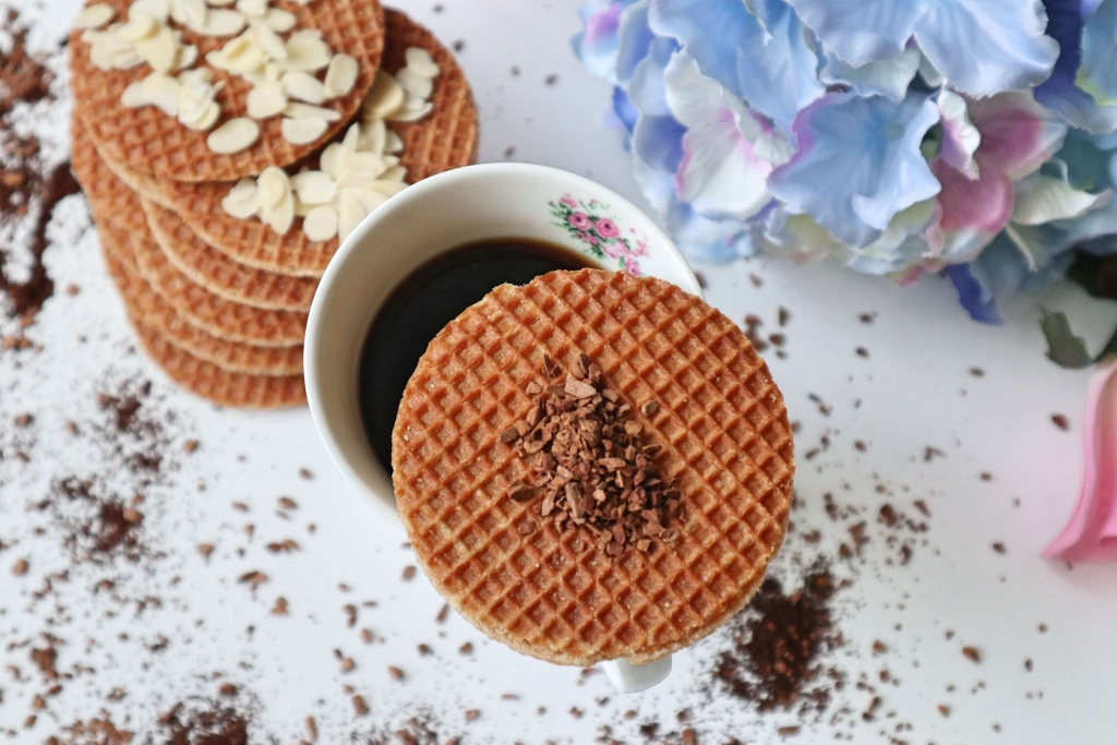 Káva a holandské karamelové wafle